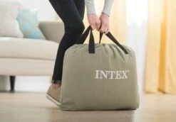 Intex Deluxe Pillow Rest Raised Luchtbed - Queensize - Ingebouwde Elektrische Pomp -Bo-Camp Winkel 1320 1900 64136 inuse1 2017 300