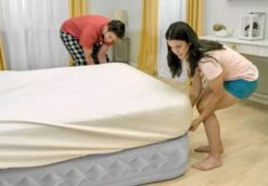 Intex Supreme Air Flow Luchtbed - Eenpersoons - Ingebouwde Elektrische Pomp 20 Intex Supreme Air Flow Luchtbed - Eenpersoons - Ingebouwde Elektrische Pomp -Bo-Camp Winkel 1320 1900 64488 inuse1 2020 300