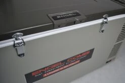 Engel MD60F-C Dual-zone Compressor Koelbox - 57 Liter 11 Engel MD60F-C Dual-zone Compressor Koelbox - 57 Liter -Bo-Camp Winkel 1900 2849 md60fc verschluss detail